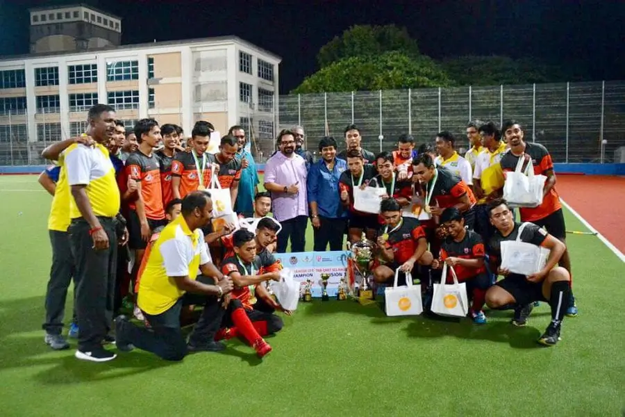 QNET Selangor hockey league team posing on field