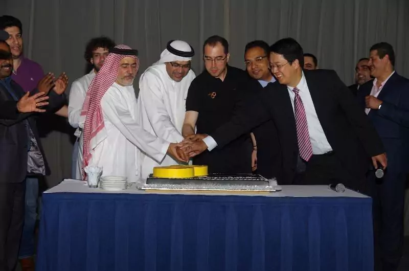 Dato Sri Vijay Eswaran, QNET Managing Director JR Mayer, the Chairman of the Middle East and North Africa region Tariq Al Yousefi, and Kuna Senathirajah cutting cake 