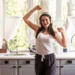 Young woman dancing in front of her kitchen counter with HomePure Viva on top