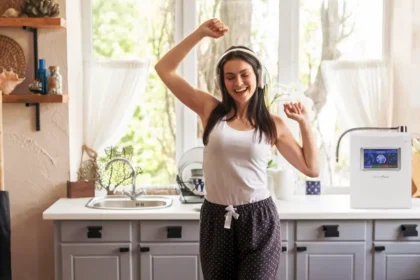 Young woman dancing in front of her kitchen counter with HomePure Viva on top